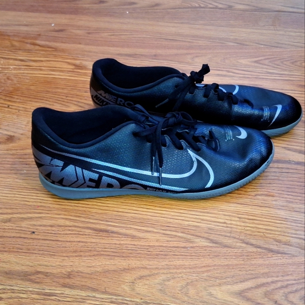 Mens Black Nike size 10.5